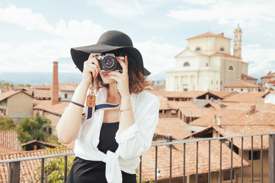 Kvindelig turist med kamera