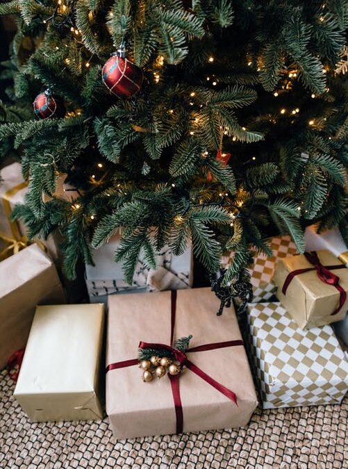 Juletræ med pynt og gaver